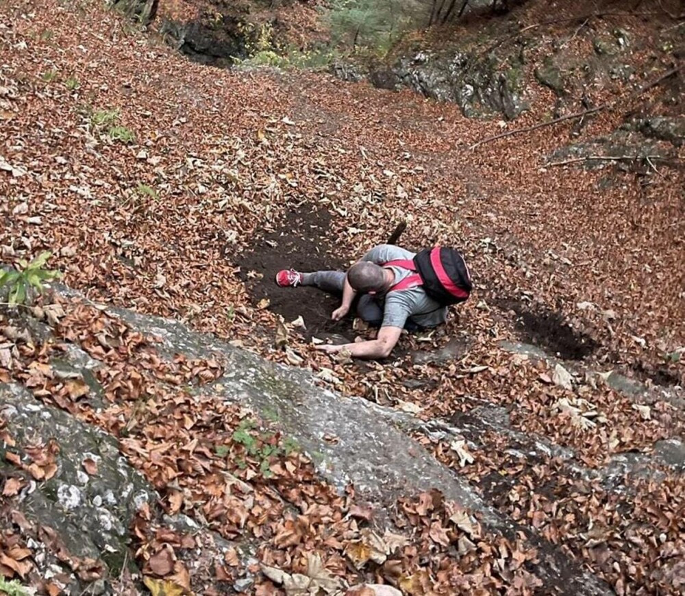 Un bărbat încălțat în teniși a căzut pe o pantă periculoasă din Jepii Mici. Urcase pe munte cu soția și copilul - Imaginea 4