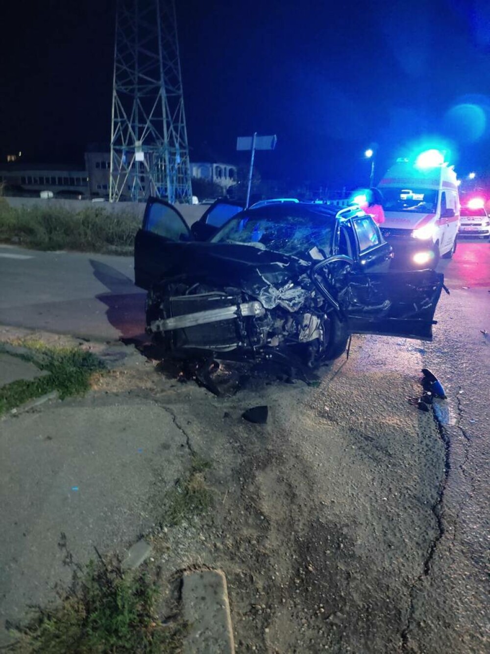 Accident rutier grav în Vâlcea, pe DN67, cu două autoturisme. Un bărbat a murit, 3 victime au fost descarcerate - Imaginea 2