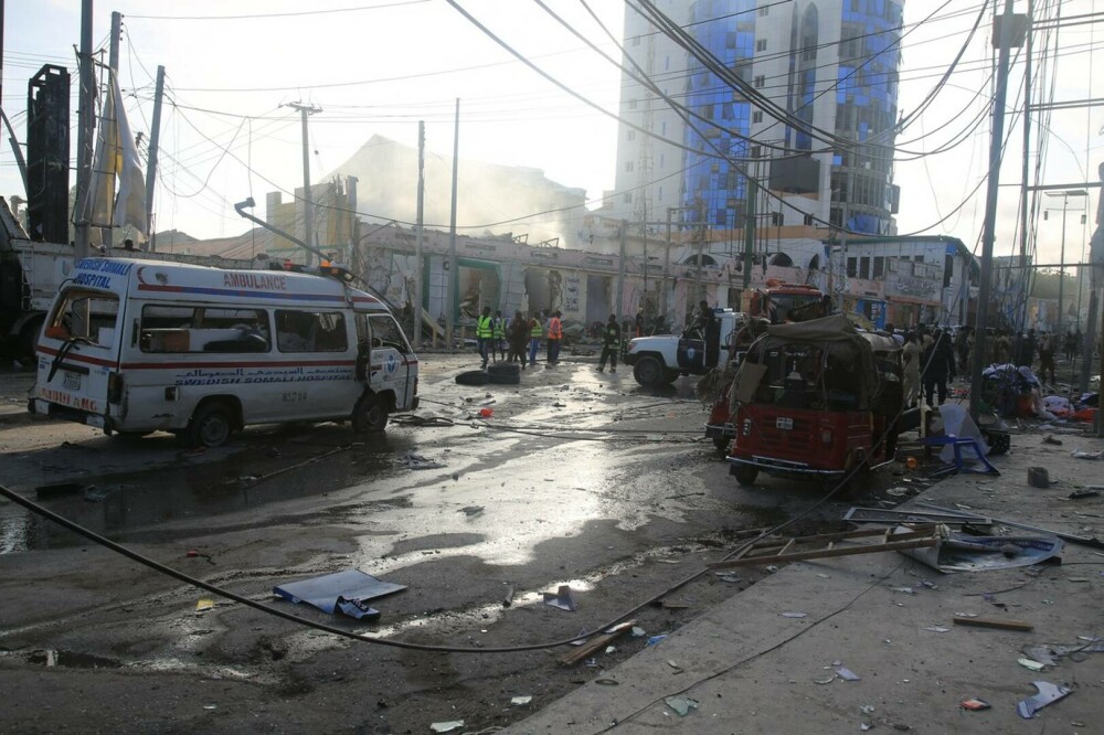 Peste 100 de oameni au murit într-un dublu atentat la o intersecție. Două mașini au fost detonate. GALERIE FOTO - Imaginea 9