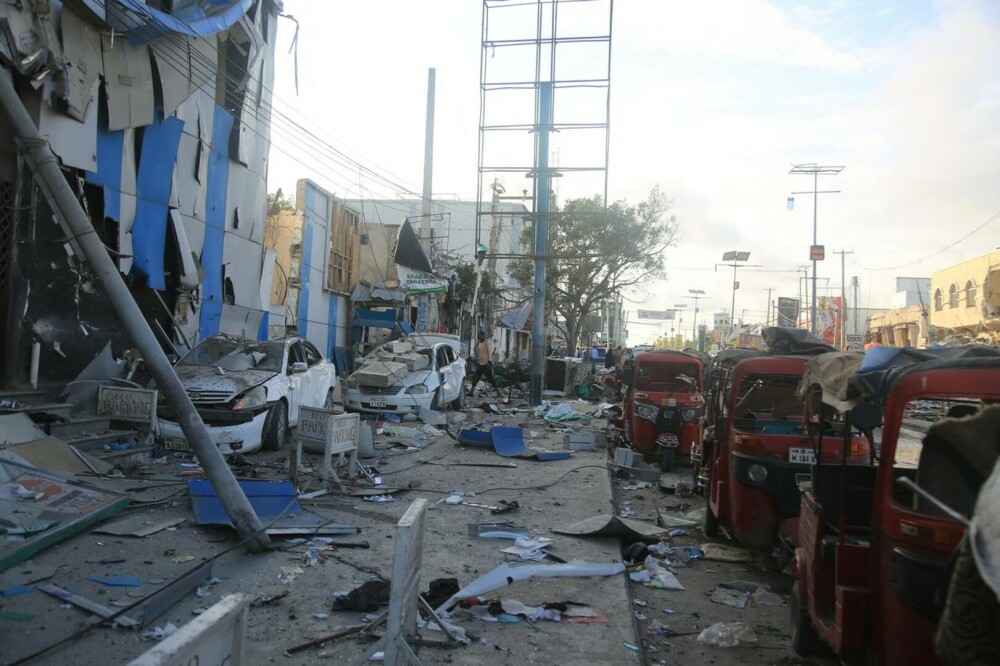 Peste 100 de oameni au murit într-un dublu atentat la o intersecție. Două mașini au fost detonate. GALERIE FOTO - Imaginea 13