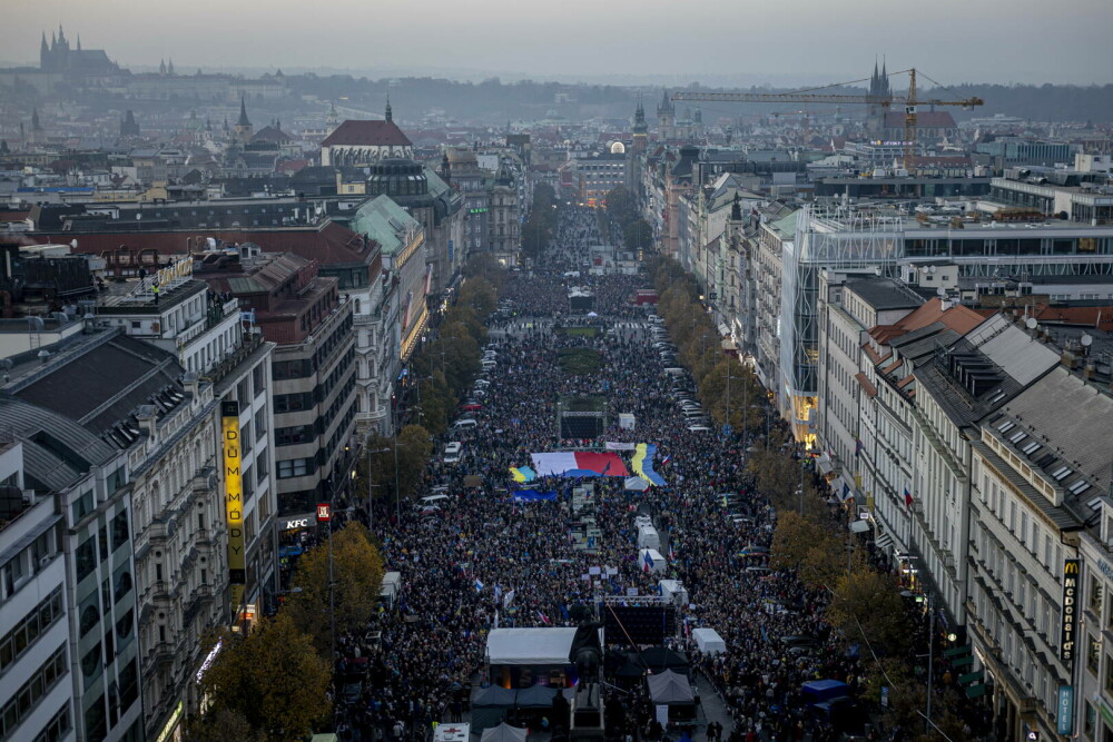 Manifestaţie pro-Ucraina cu zeci de mii de oameni, la Praga. Ce mesaj le-a transmis demonstranților soția lui Zelenski. VIDEO - Imaginea 9