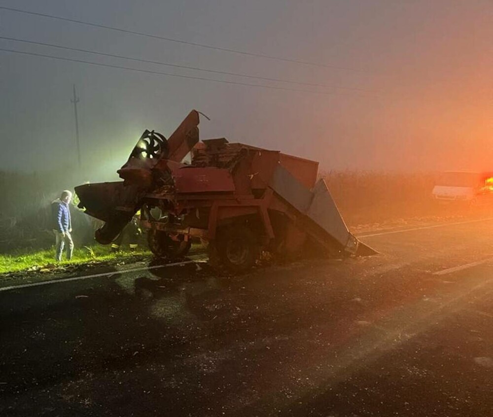 Un bărbat care conducea băut un tractor a izbit un autobuz plin cu oameni, în Timiș. FOTO - Imaginea 3