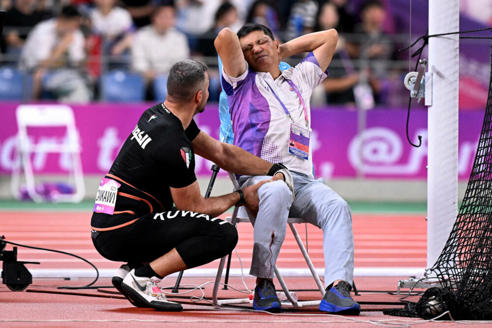 Un oficial de la Jocurile Asiatice a fost rănit cu ciocanul în timpul competiției. Cum s-a produs indicentul. FOTO - Imaginea 6