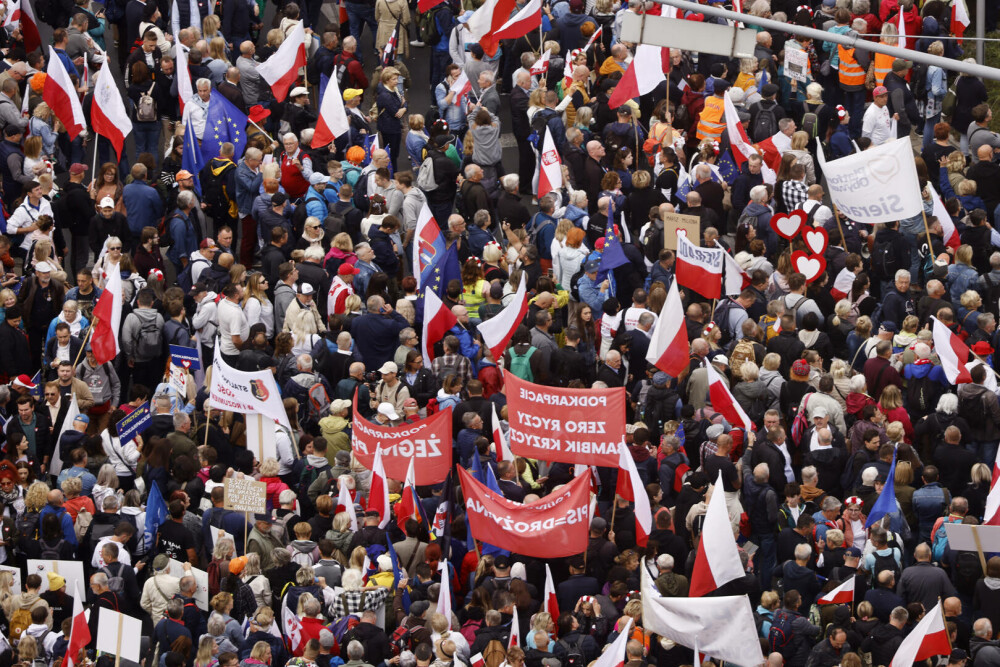 Imagini impresionante în Polonia. Fostul premier Donald Tusk susține că peste 1 milion de oameni au ieșit pe străzi - Imaginea 1