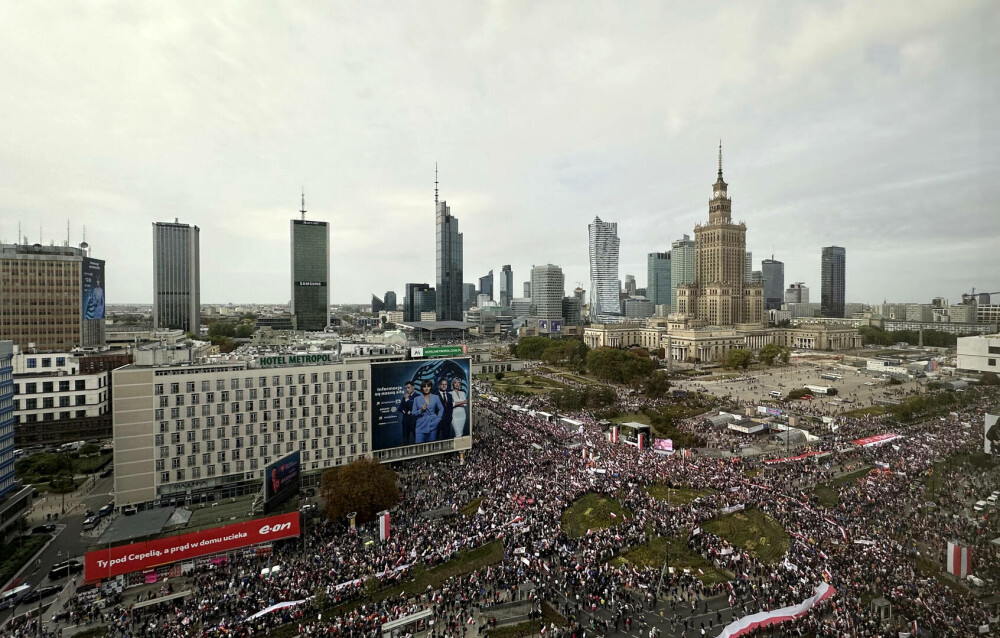 Imagini impresionante în Polonia. Fostul premier Donald Tusk susține că peste 1 milion de oameni au ieșit pe străzi - Imaginea 3