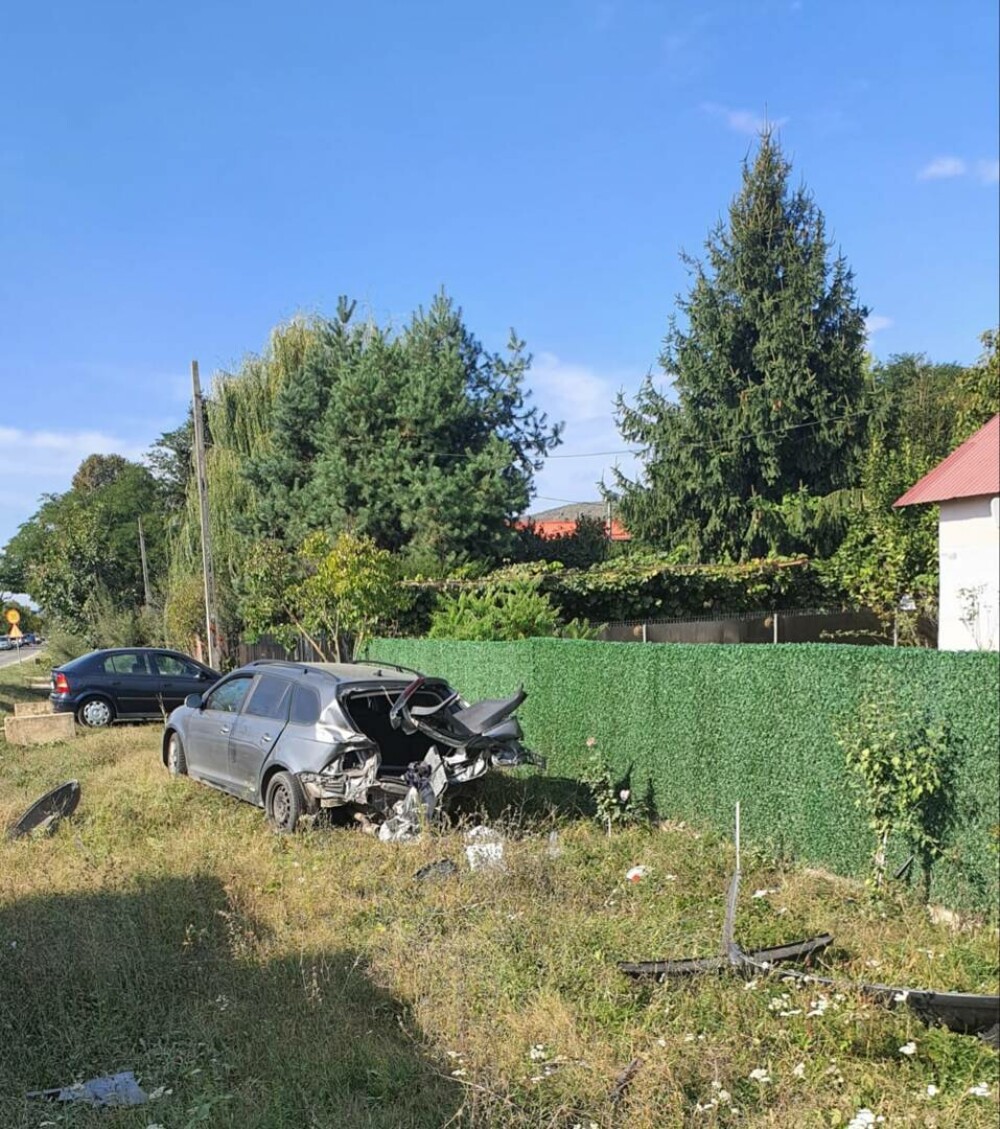 Un bărbat a murit şi altul a fost rănit într-un accident în care au fost implicate trei autoturisme în Argeș. VIDEO - Imaginea 1