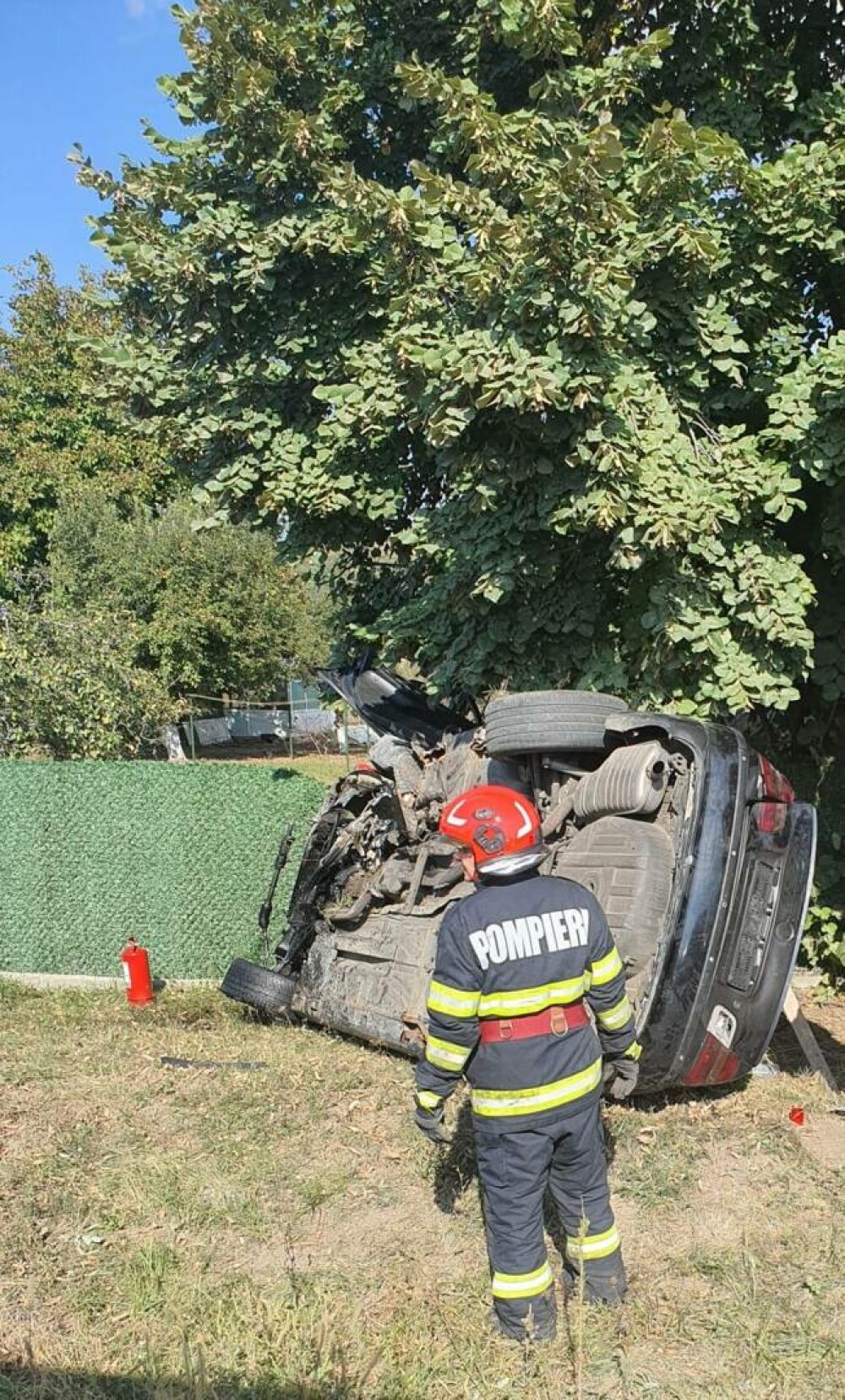 Un bărbat a murit şi altul a fost rănit într-un accident în care au fost implicate trei autoturisme în Argeș. VIDEO - Imaginea 2