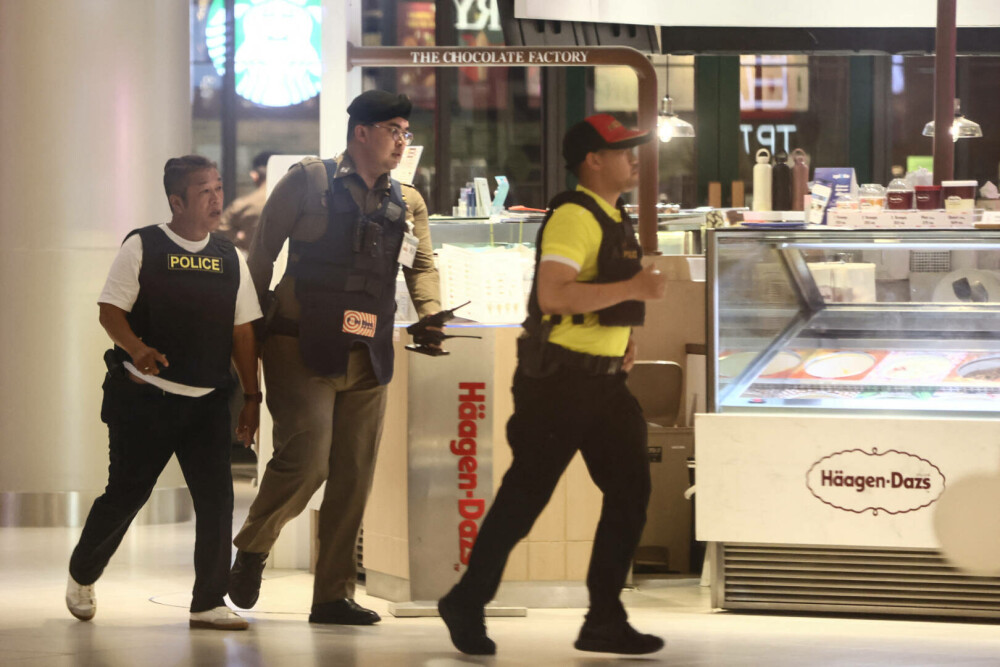 Atac terorist într-un mall din capitala Thailandei. Trei oameni au murit după ce au fost împușcați, iar alți 4 sunt răniți - Imaginea 2