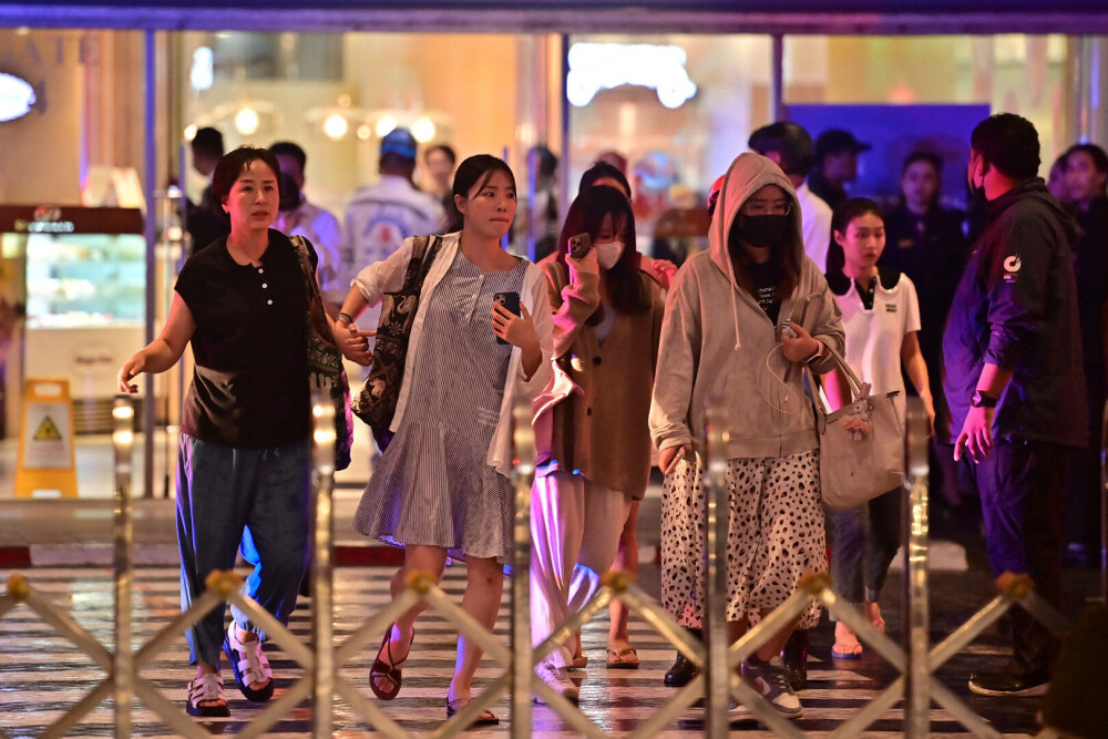 Atac terorist într-un mall din capitala Thailandei. Trei oameni au murit după ce au fost împușcați, iar alți 4 sunt răniți - Imaginea 4
