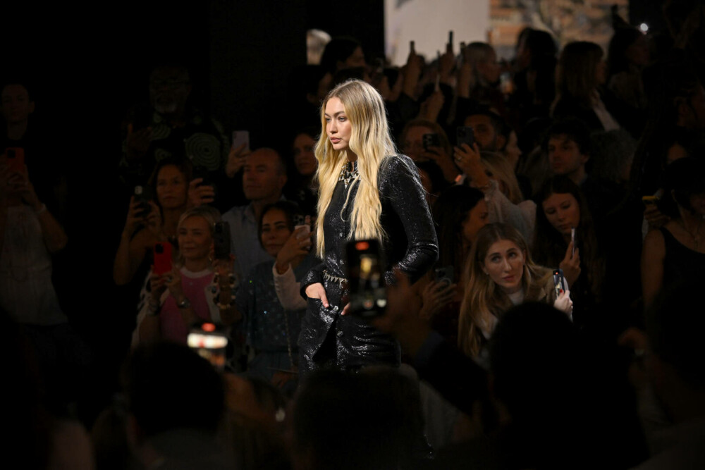 Gigi Hadid a făcut senzație la Săptămâna Modei de la Paris. Supermodelul a defilat pe podium într-o ținută excentrică | FOTO - Imaginea 4