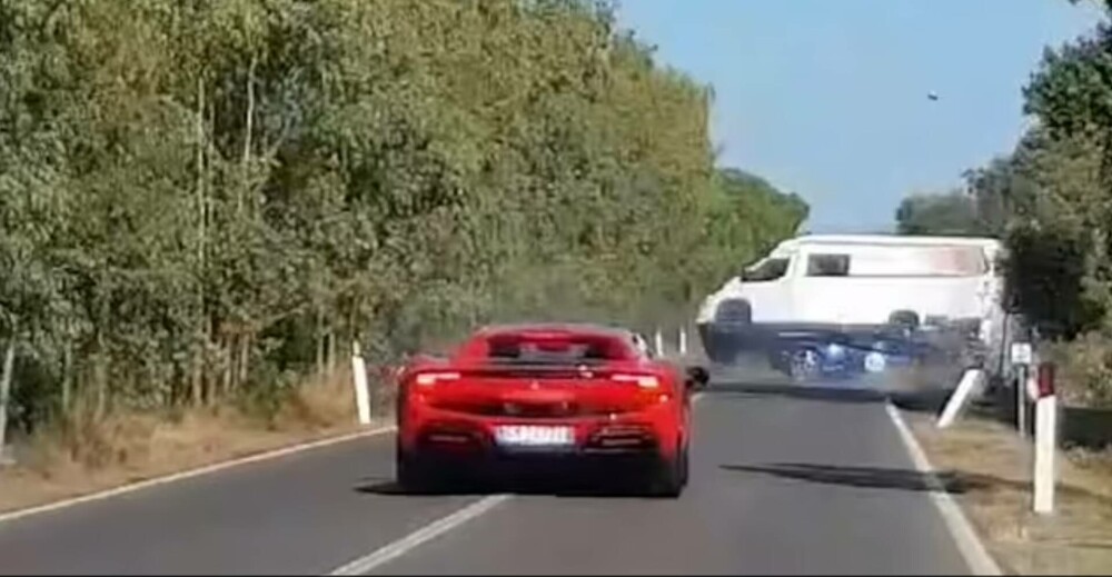 Momentul în care un Ferrari, un Lamborghini și o autorulotă se izbesc violent. Un cuplu a murit carbonizat | FOTO & VIDEO - Imaginea 2