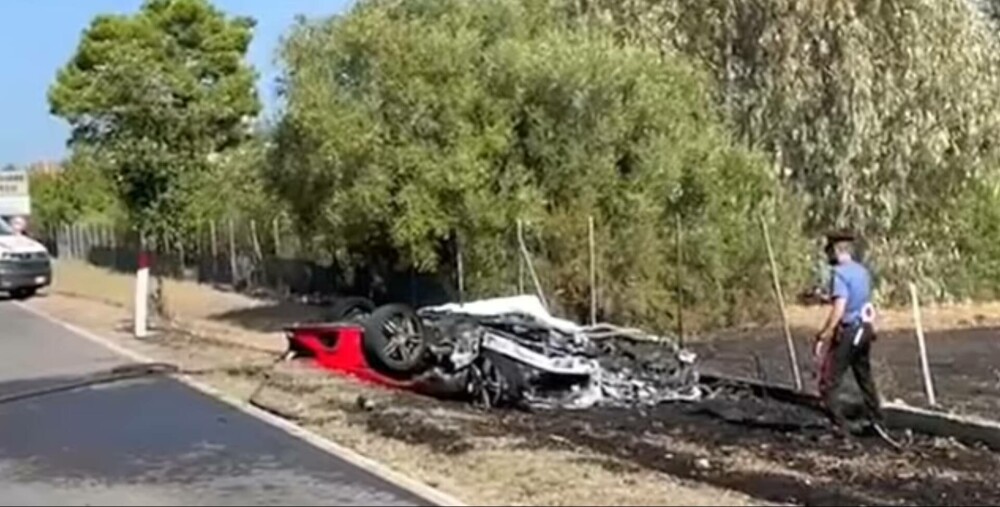 Momentul în care un Ferrari, un Lamborghini și o autorulotă se izbesc violent. Un cuplu a murit carbonizat | FOTO & VIDEO - Imaginea 5