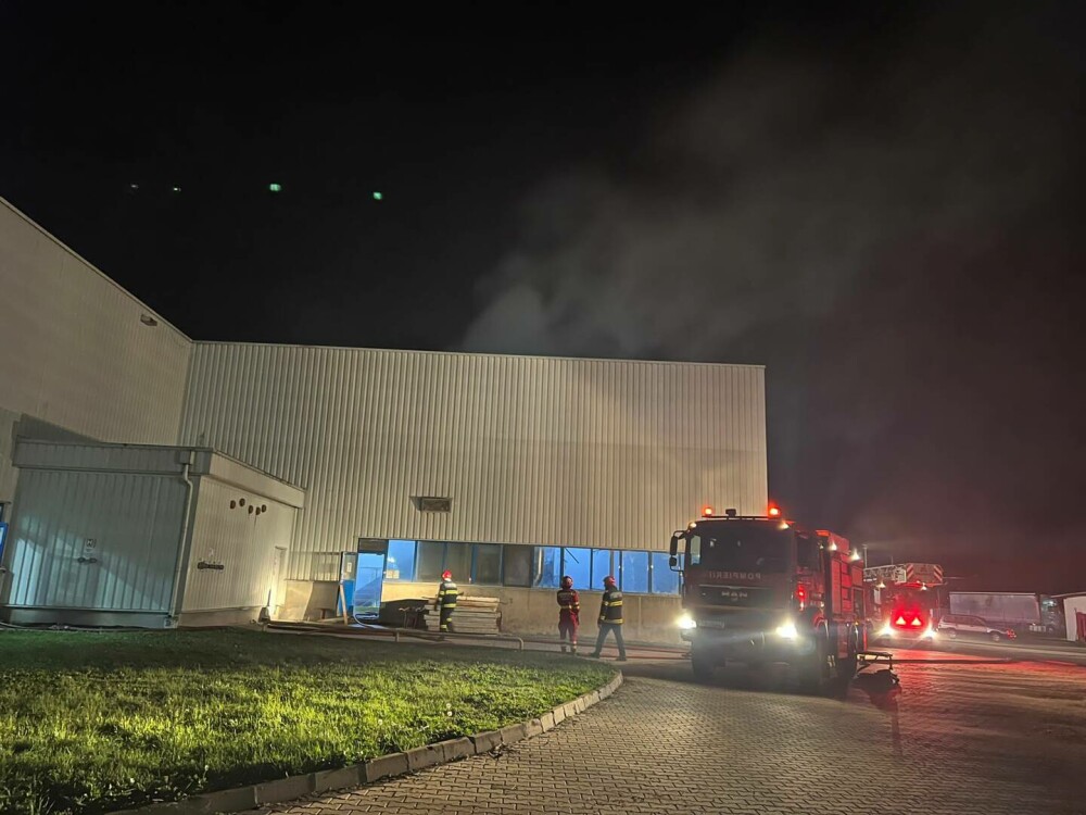Incendiu la o fabrică din Sibiu. Zeci de persoane au fost evacuate | FOTO - Imaginea 1