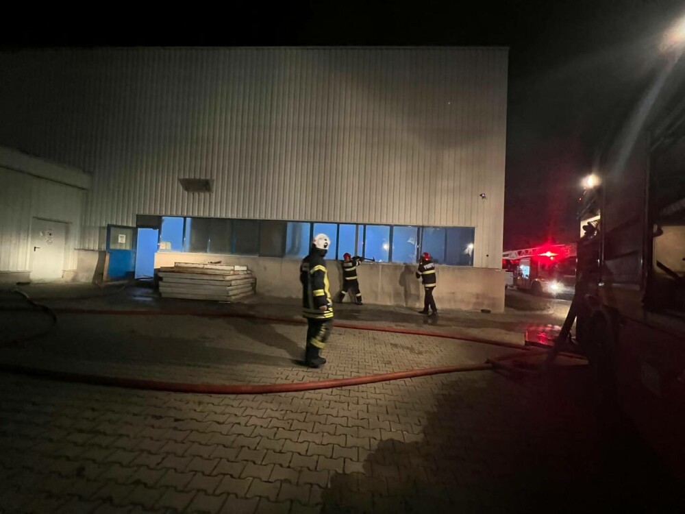 Incendiu la o fabrică din Sibiu. Zeci de persoane au fost evacuate | FOTO - Imaginea 2