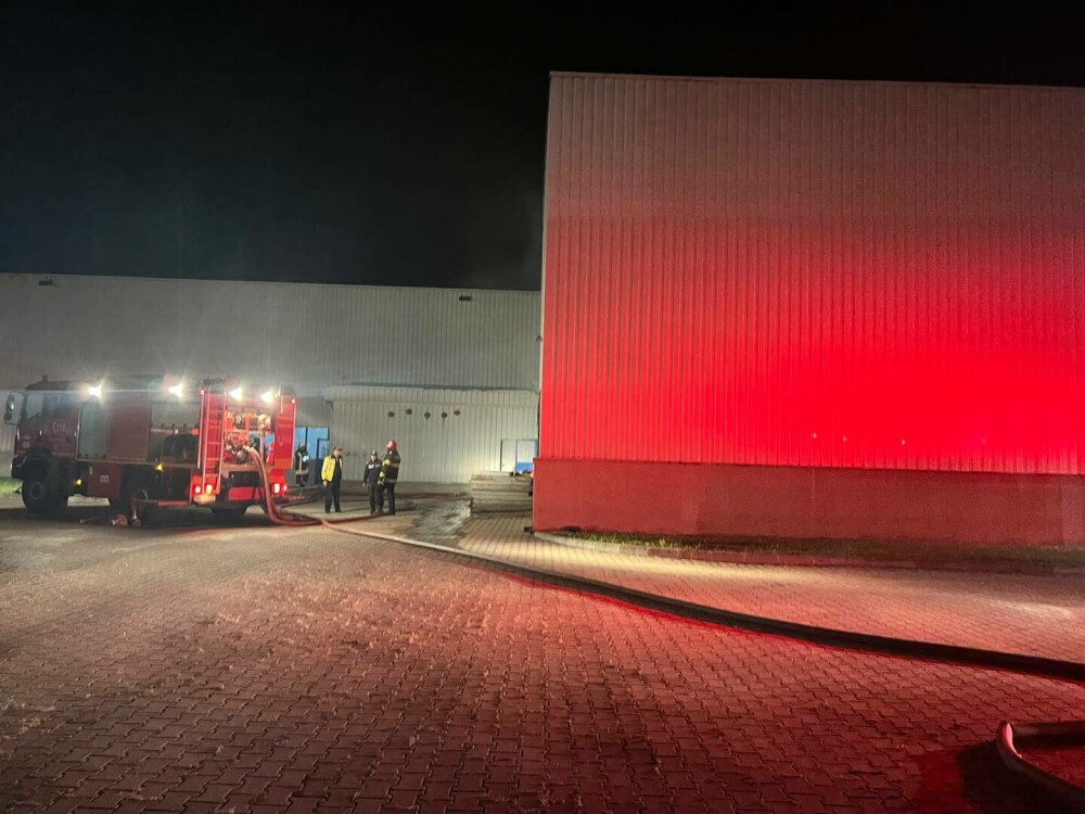 Incendiu la o fabrică din Sibiu. Zeci de persoane au fost evacuate | FOTO - Imaginea 3