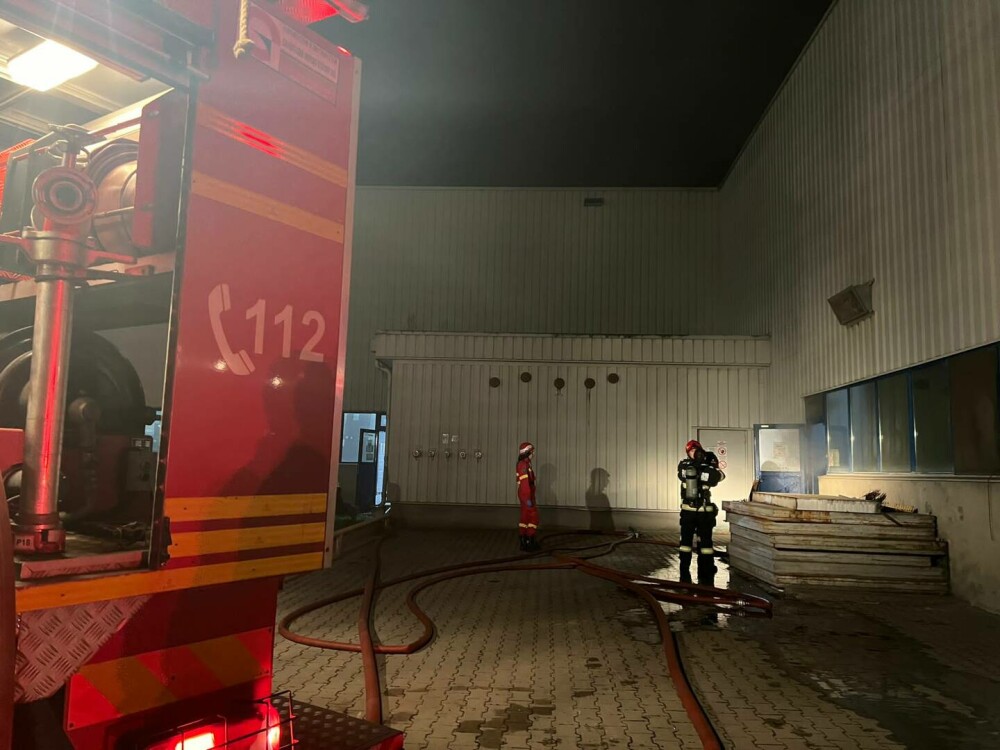 Incendiu la o fabrică din Sibiu. Zeci de persoane au fost evacuate | FOTO - Imaginea 4
