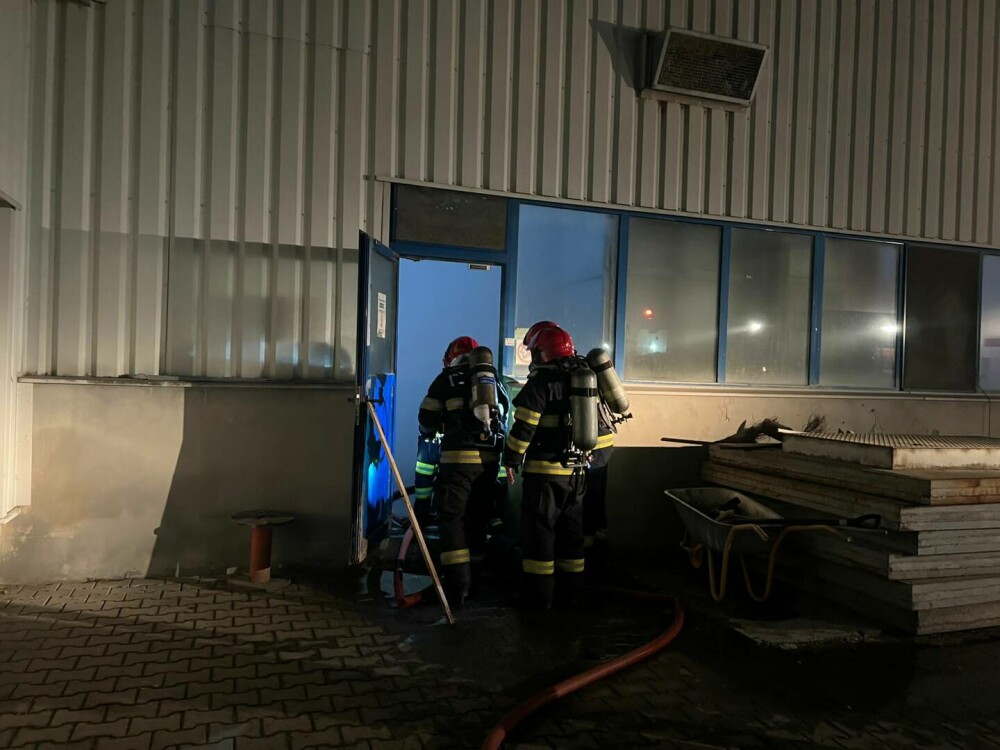 Incendiu la o fabrică din Sibiu. Zeci de persoane au fost evacuate | FOTO - Imaginea 6