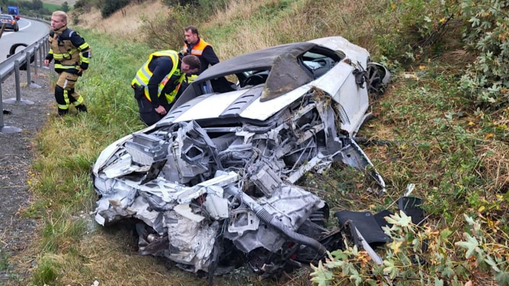 Au scăpat ca prin minune după ce bolidul lor, un Audi de 540 de cai putere, s-a făcut praf pe autostradă. Șoferul era drogat - Imaginea 1