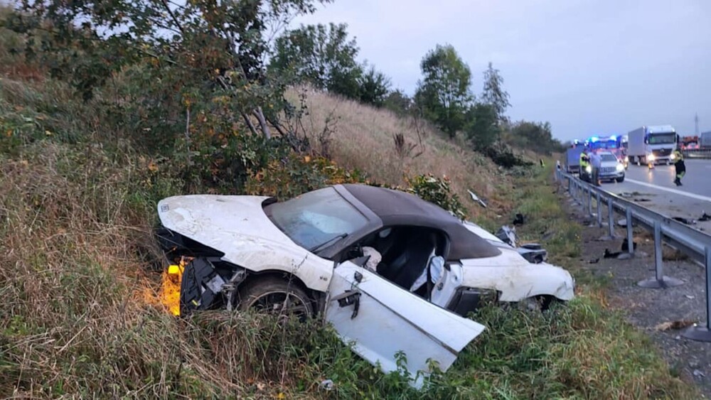 Au scăpat ca prin minune după ce bolidul lor, un Audi de 540 de cai putere, s-a făcut praf pe autostradă. Șoferul era drogat - Imaginea 2