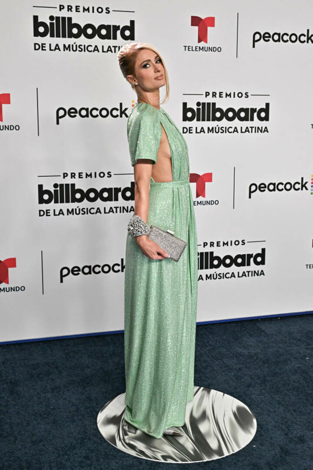 Paris Hilton, demonstrație de farmec și stil la Billboard Latin Music Awards. A purtat o rochie extrem de decupată | FOTO - Imaginea 6