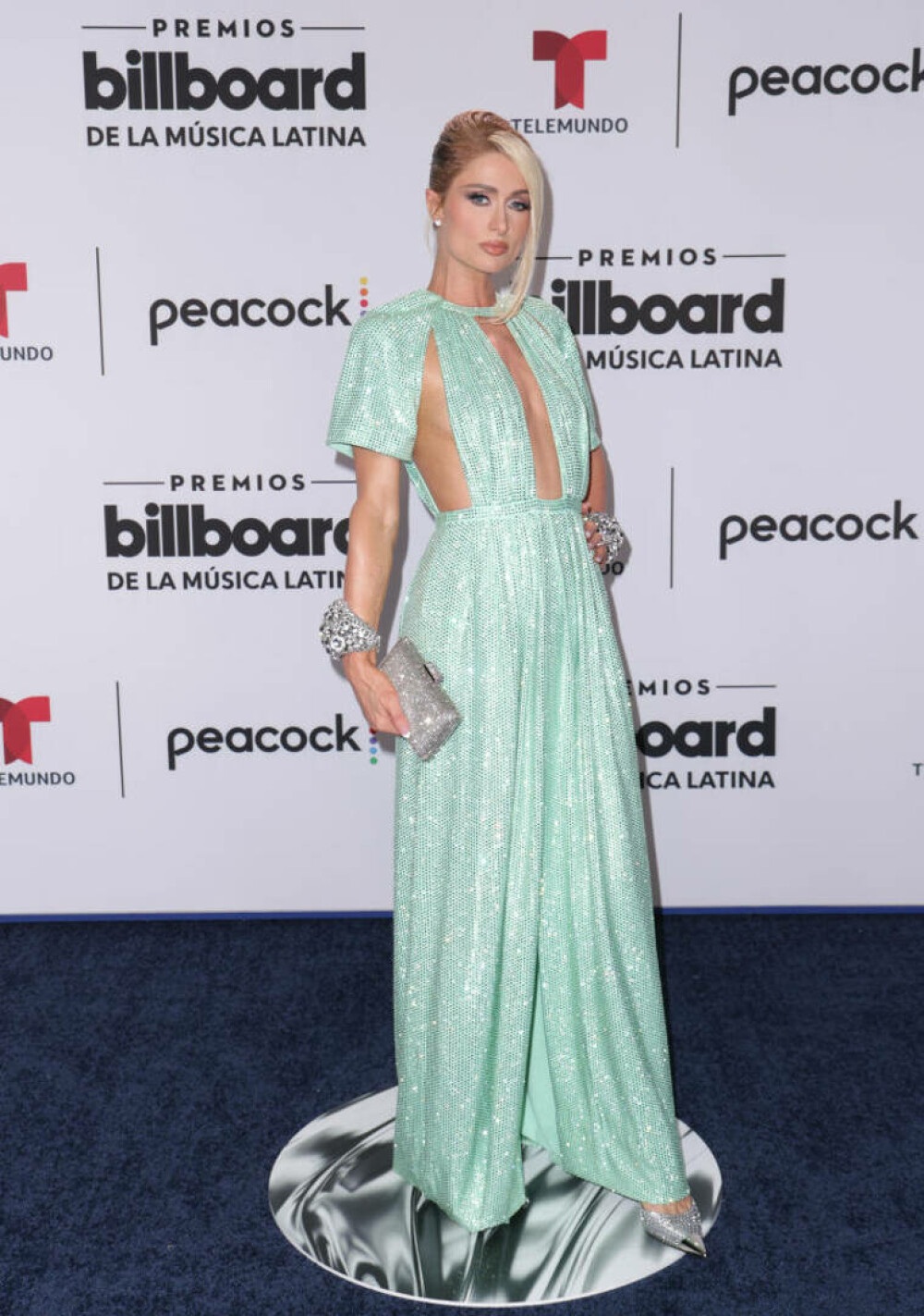 Paris Hilton, demonstrație de farmec și stil la Billboard Latin Music Awards. A purtat o rochie extrem de decupată | FOTO - Imaginea 13