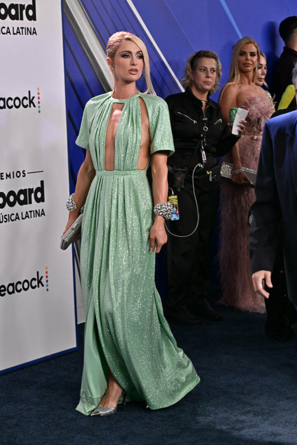Paris Hilton, demonstrație de farmec și stil la Billboard Latin Music Awards. A purtat o rochie extrem de decupată | FOTO - Imaginea 17