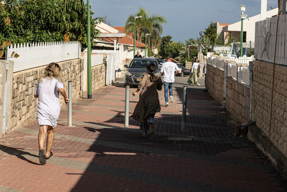 Haos și panică în Israel. Disperați, oamenii își caută rudelele. Imagini tulburătoare de la fața locului | GALERIE FOTO - Imaginea 3