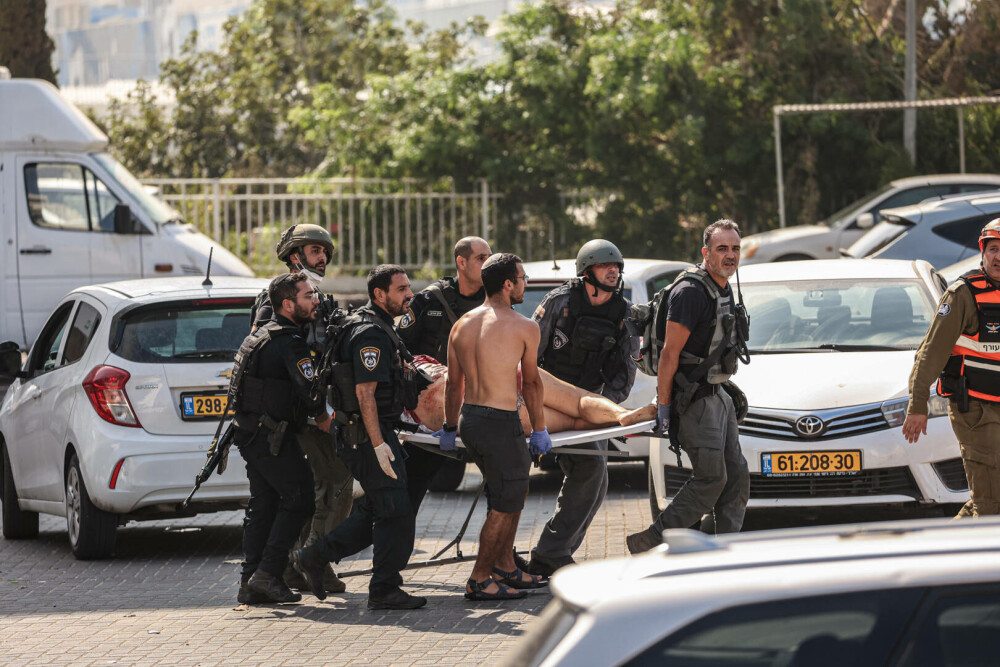 Haos și panică în Israel. Disperați, oamenii își caută rudelele. Imagini tulburătoare de la fața locului | GALERIE FOTO - Imaginea 4