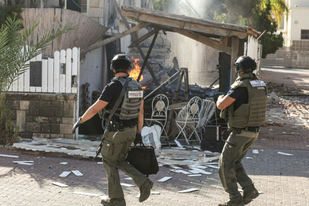 Haos și panică în Israel. Disperați, oamenii își caută rudelele. Imagini tulburătoare de la fața locului | GALERIE FOTO - Imaginea 16