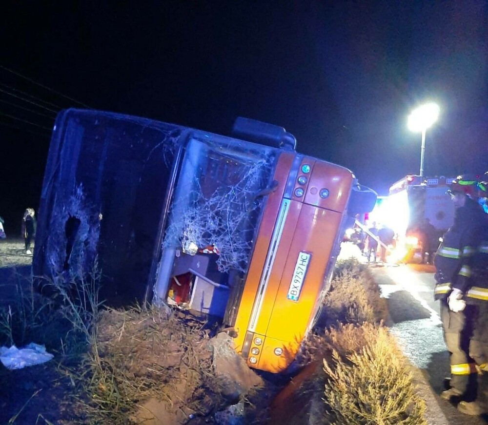 Plan Roșu de intervenție în Constanța. Un autocar cu zeci de pasageri la bord s-a răsturnat în localitatea Hârșova - Imaginea 1