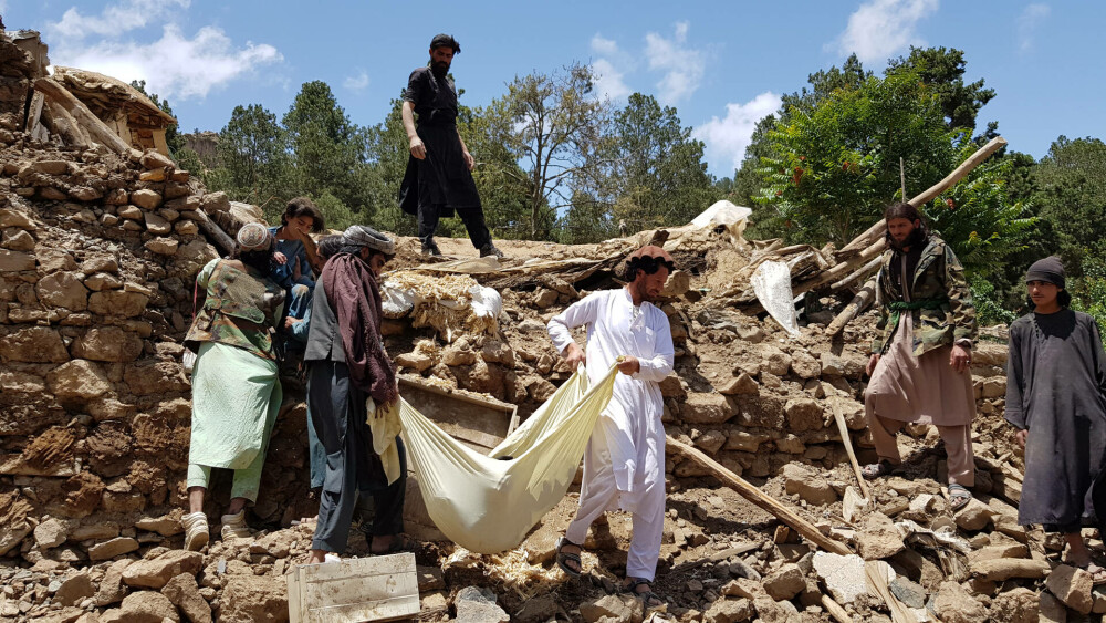 „Mi-am pierdut 11 membri ai familiei”. Mărturii sfâșietoare în urma cutremurului care a devastat Afganistanul - Imaginea 15