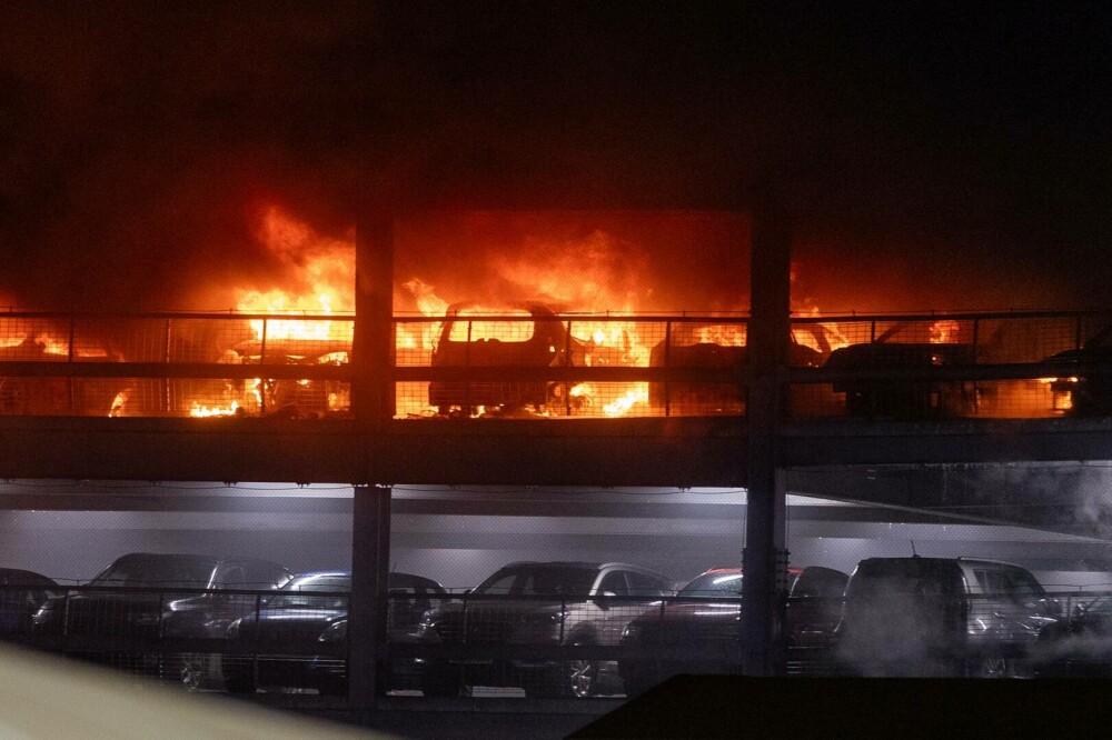 Toate zborurile de pe Aeroportul Luton au fost suspendate din cauza unui incendiu violent. Cinci persoane au ajuns la spital - Imaginea 4
