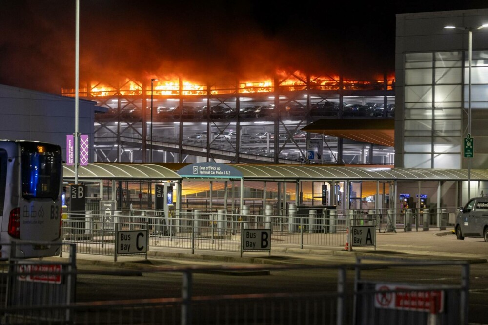 Toate zborurile de pe Aeroportul Luton au fost suspendate din cauza unui incendiu violent. Cinci persoane au ajuns la spital - Imaginea 3
