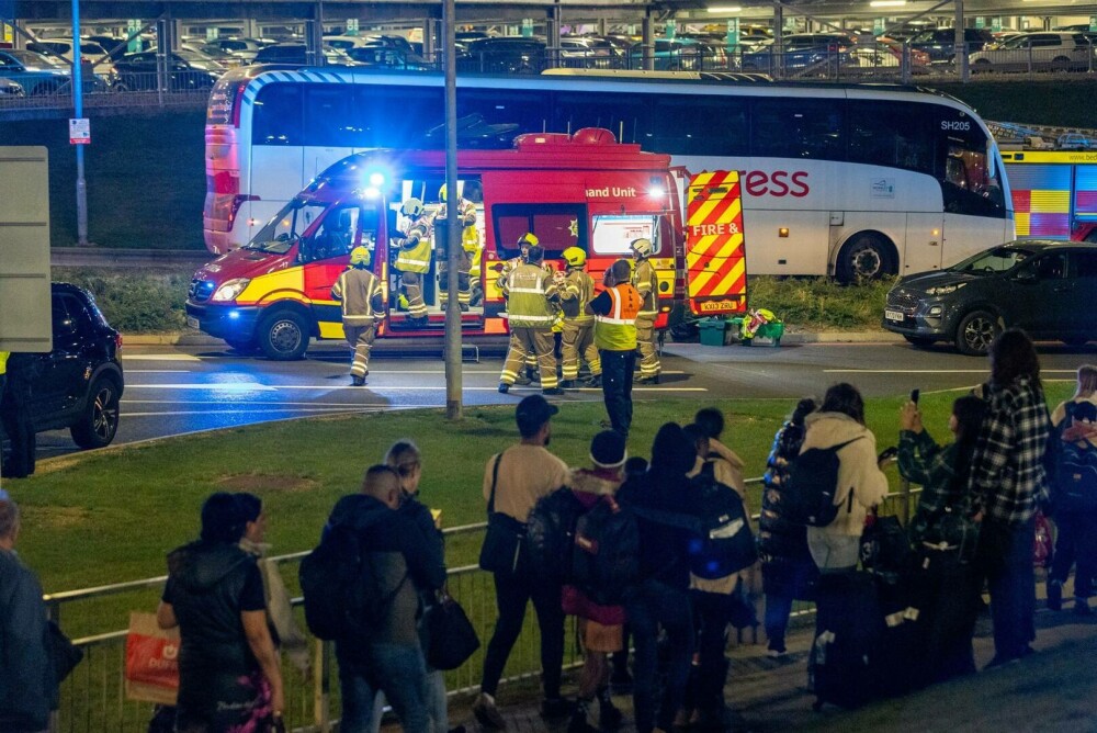 Toate zborurile de pe Aeroportul Luton au fost suspendate din cauza unui incendiu violent. Cinci persoane au ajuns la spital - Imaginea 6