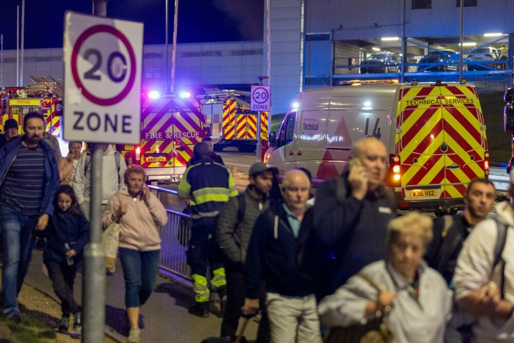 Toate zborurile de pe Aeroportul Luton au fost suspendate din cauza unui incendiu violent. Cinci persoane au ajuns la spital - Imaginea 7