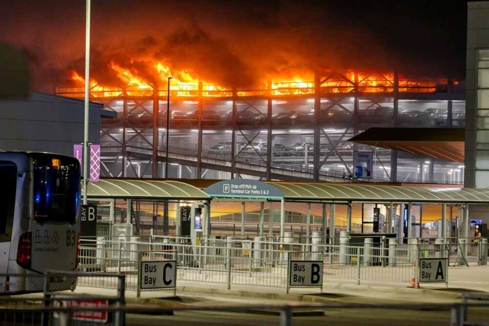 Toate zborurile de pe Aeroportul Luton au fost suspendate din cauza unui incendiu violent. Cinci persoane au ajuns la spital - Imaginea 2