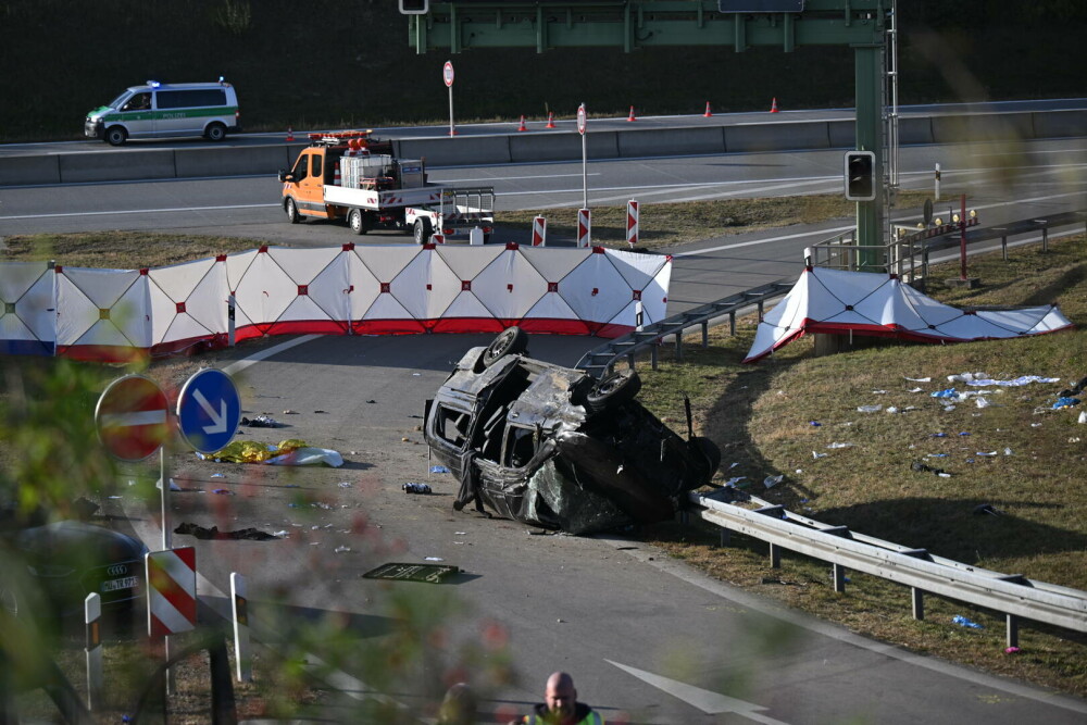 Grav accident în Germania. Şapte persoane au murit într-o coliziune în care a fost implicat un microbuz. FOTO - Imaginea 5