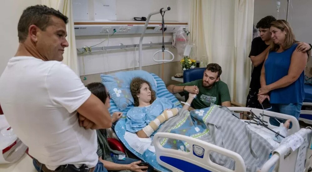 „O să murim”. Masacru într-un kibuț din Israel. O tânără a fost salvată de tatăl ei cu care nu mai vorbise de 6 ani | FOTO - Imaginea 1