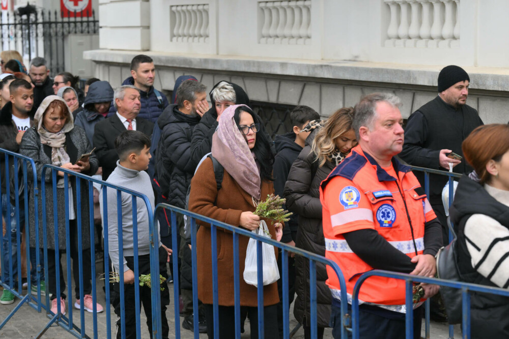 Pelerinaj la Sfânta Cuvioasă Parascheva. Mii de credincioși din toate colțurile țării s-au strâns la Iași. GALERIE FOTO - Imaginea 2