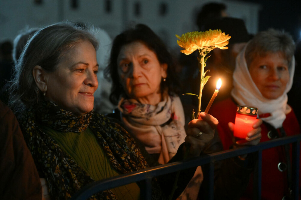 Pelerinaj la Sfânta Cuvioasă Parascheva. Mii de credincioși din toate colțurile țării s-au strâns la Iași. GALERIE FOTO - Imaginea 3