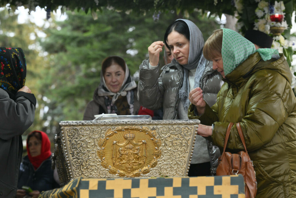 Pelerinaj la Sfânta Cuvioasă Parascheva. Mii de credincioși din toate colțurile țării s-au strâns la Iași. GALERIE FOTO - Imaginea 6