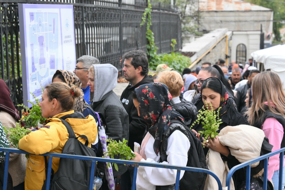 Pelerinaj la Sfânta Cuvioasă Parascheva. Mii de credincioși din toate colțurile țării s-au strâns la Iași. GALERIE FOTO - Imaginea 9