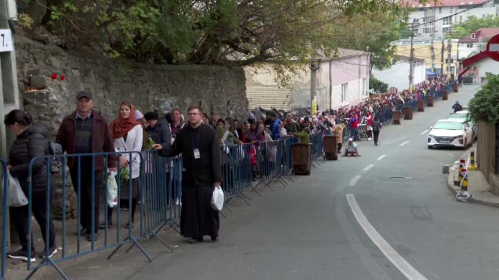 Pelerinaj la Sfânta Cuvioasă Parascheva. Mii de credincioși din toate colțurile țării s-au strâns la Iași. GALERIE FOTO - Imaginea 16
