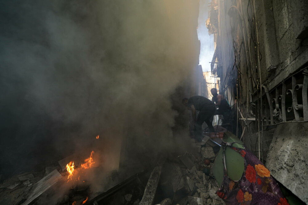 GALERIE FOTO. Cum arată Gaza după o săptămână de bombardamente ”de răzbunare” a Israelului, în urma atacului din 7 octombrie - Imaginea 7