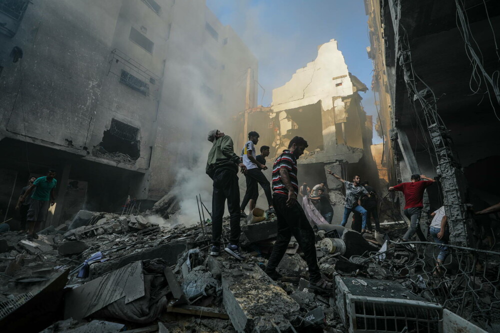 GALERIE FOTO. Cum arată Gaza după o săptămână de bombardamente ”de răzbunare” a Israelului, în urma atacului din 7 octombrie - Imaginea 9