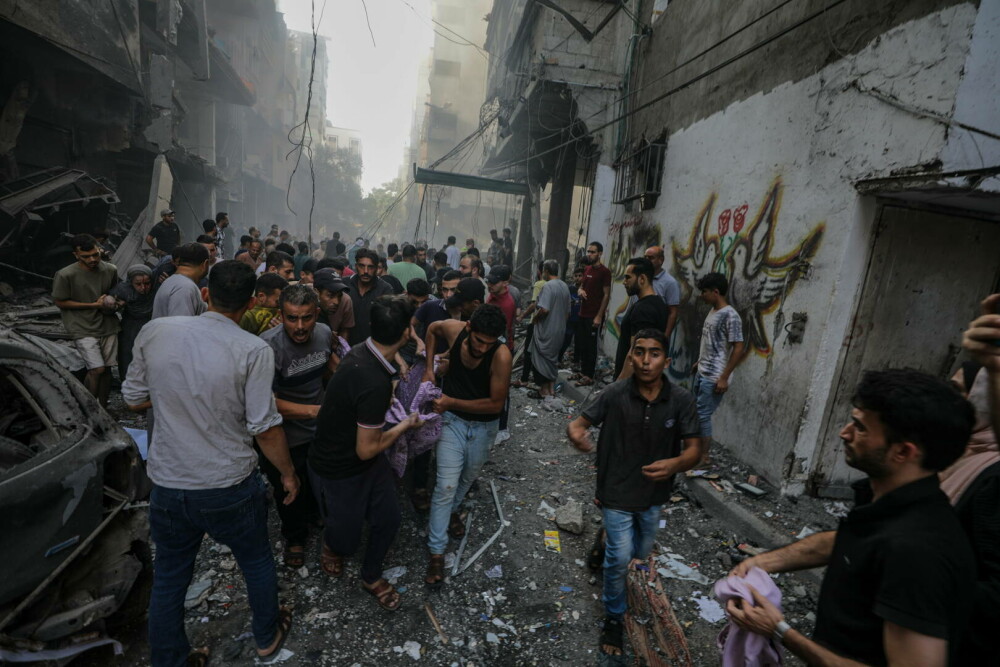 GALERIE FOTO. Cum arată Gaza după o săptămână de bombardamente ”de răzbunare” a Israelului, în urma atacului din 7 octombrie - Imaginea 10