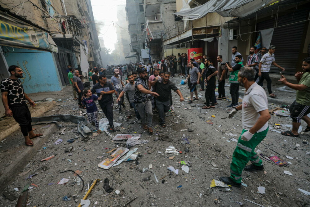 GALERIE FOTO. Cum arată Gaza după o săptămână de bombardamente ”de răzbunare” a Israelului, în urma atacului din 7 octombrie - Imaginea 13