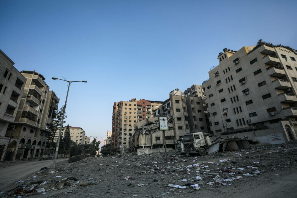 GALERIE FOTO. Cum arată Gaza după o săptămână de bombardamente ”de răzbunare” a Israelului, în urma atacului din 7 octombrie - Imaginea 14