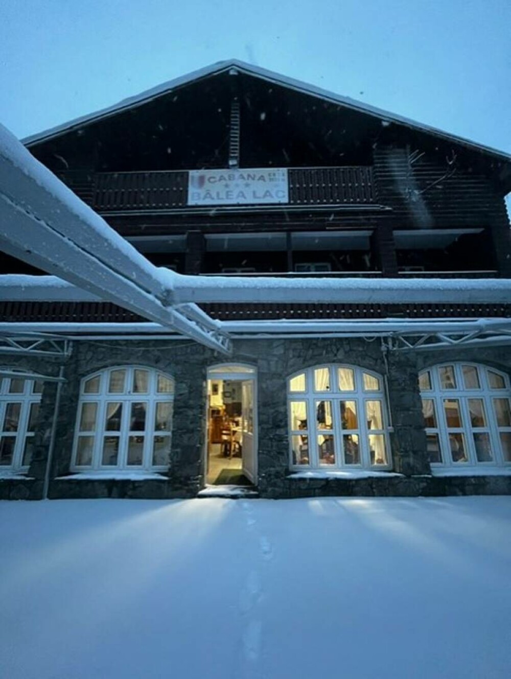 Prima zăpadă pe Transfăgărășan. Imagini de poveste de la Cabana Bâlea Lac - Imaginea 2