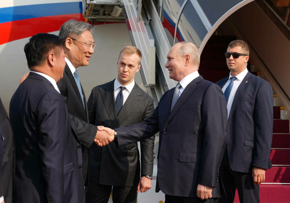 Putin se teme de asasinare chiar și la ”prietenul său drag” Xi Jinping. În Kârgâzstan a oprit activitatea în toată țara FOTO - Imaginea 11